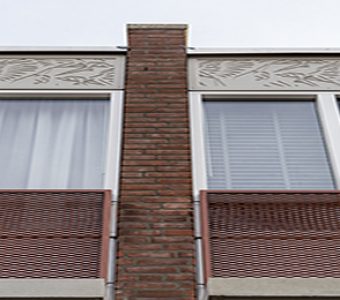Renovatie in Den Haag verbindt bewoner en buurt met unieke mussenpanelen